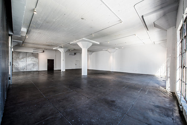 CornerLoft 4 WhiteWalls DoorsOpen-1