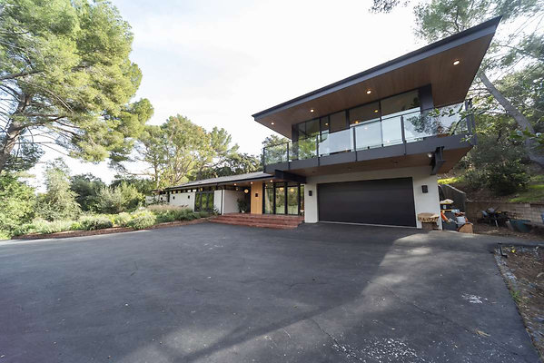 583 CAST StudioCity 13347