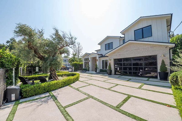 030 CAST StudioCity 12495